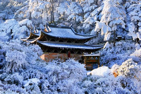 说明: Macintosh HD:Users:guanying:Desktop:三清山:2015年三清山资料:公园风景照-管委会提供:公园风景照:全省旅发会图片展:周茂树三清宫雪韵.jpg